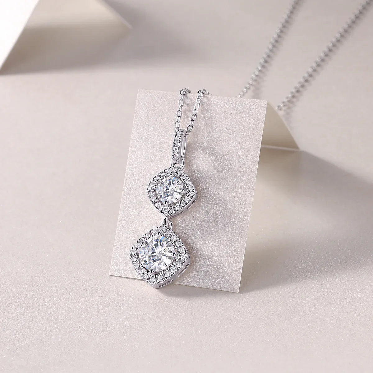 Snowy Wonderland - A Fashionable And Luxurious Diamond Jewelry Pendant Set With 1-carat Moissanite S925 Sterling Silver And Platinum Plating - AURIEVAA