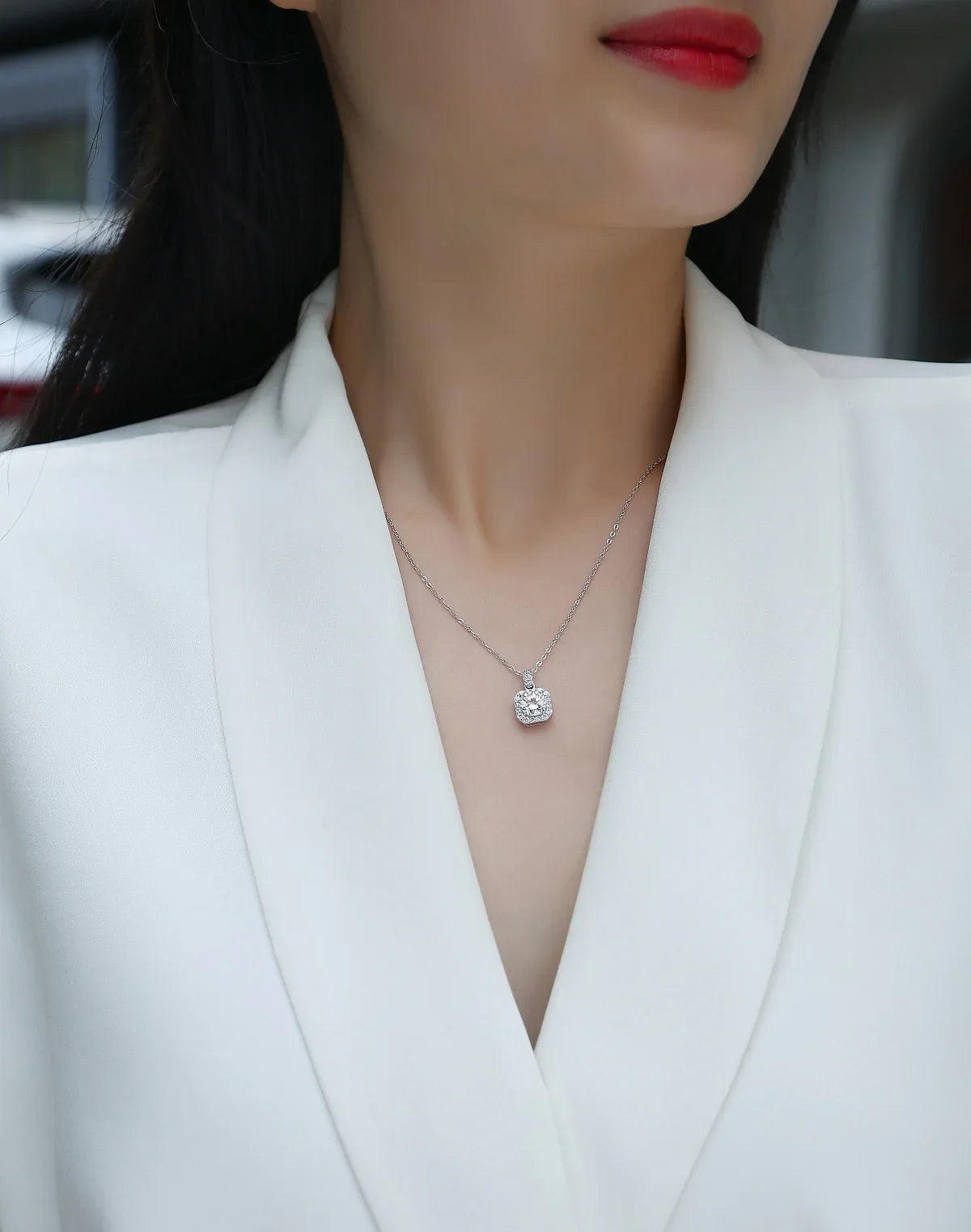 Dawn Light - A Fashionable And Luxurious Diamond Jewelry Pendant Set With 1-carat Moissanite S925 Sterling Silver And Platinum Plating - AURIEVAA