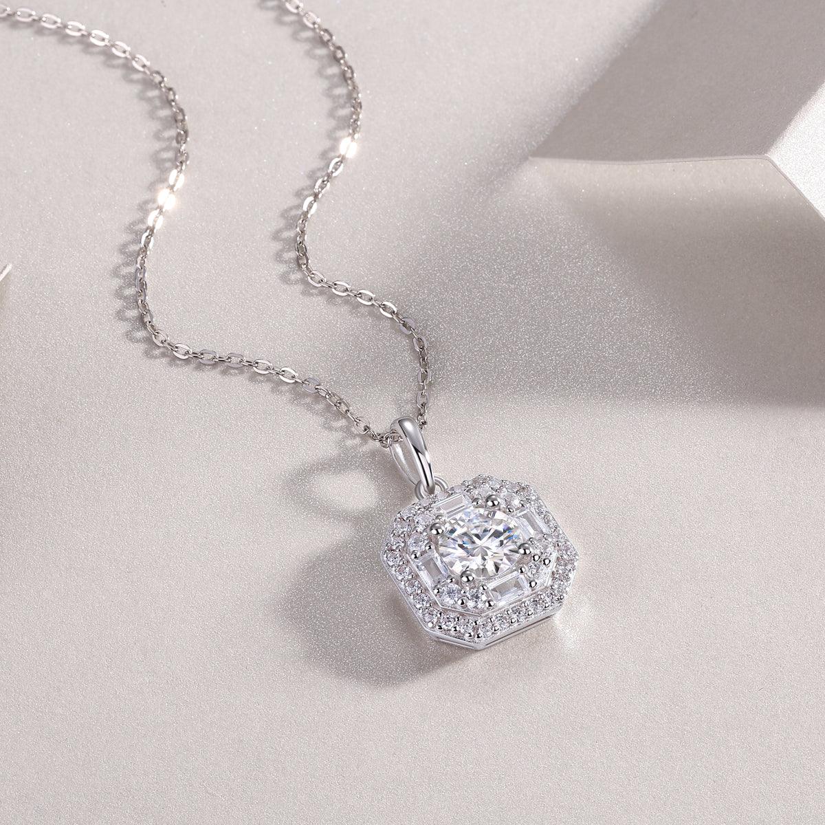Small Square Bag - A Fashionable And Luxurious Diamond Jewelry Piece Set With 1-carat Moissan Diamond S925 Sterling Silver And Platinum-plated Pendant - AURIEVAA