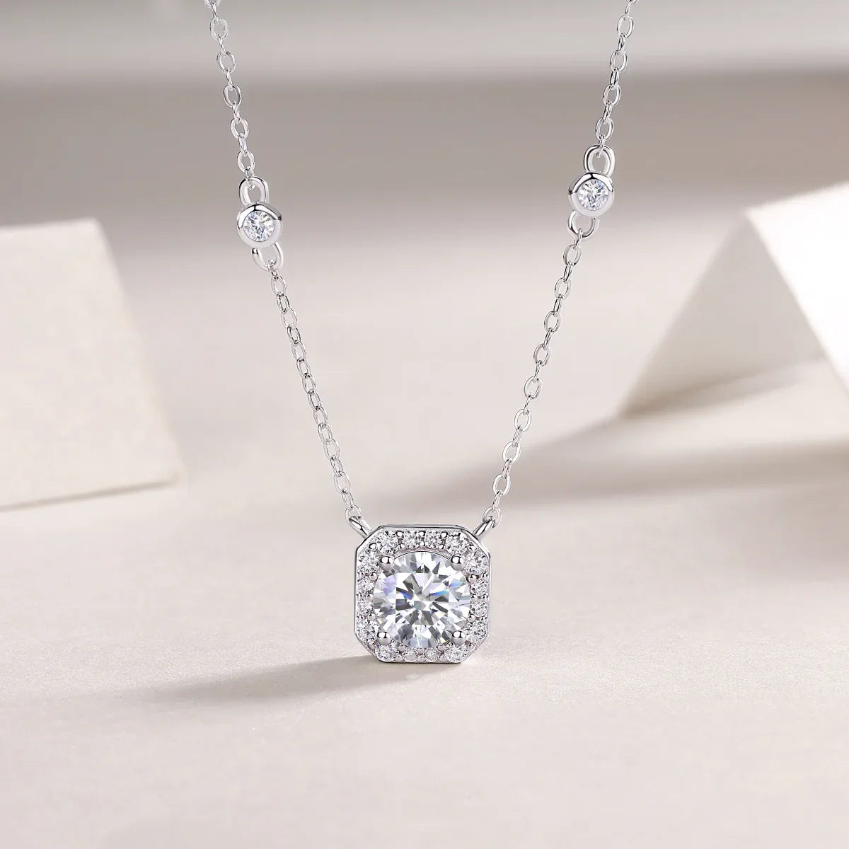 Flower Love - A Fashionable And Luxurious Diamond Jewelry Pendant Set With 1-carat Moissan Diamond S925 Sterling Silver And Platinum Plating - AURIEVAA