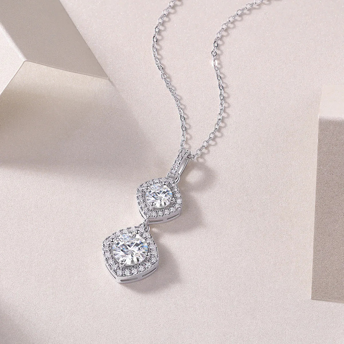 Snowy Wonderland - A Fashionable And Luxurious Diamond Jewelry Pendant Set With 1-carat Moissanite S925 Sterling Silver And Platinum Plating - AURIEVAA