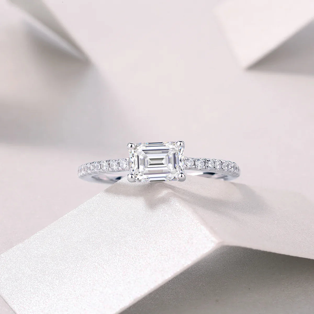 Big City, Small Matters - A Wedding Ring Set With Top-quality Moissanite S925 Silver And Platinum-plated Diamond Can Be Tested With A Diamond Pen. The Ring Is In Yellow Gold And Rose Gold - AURIEVAA