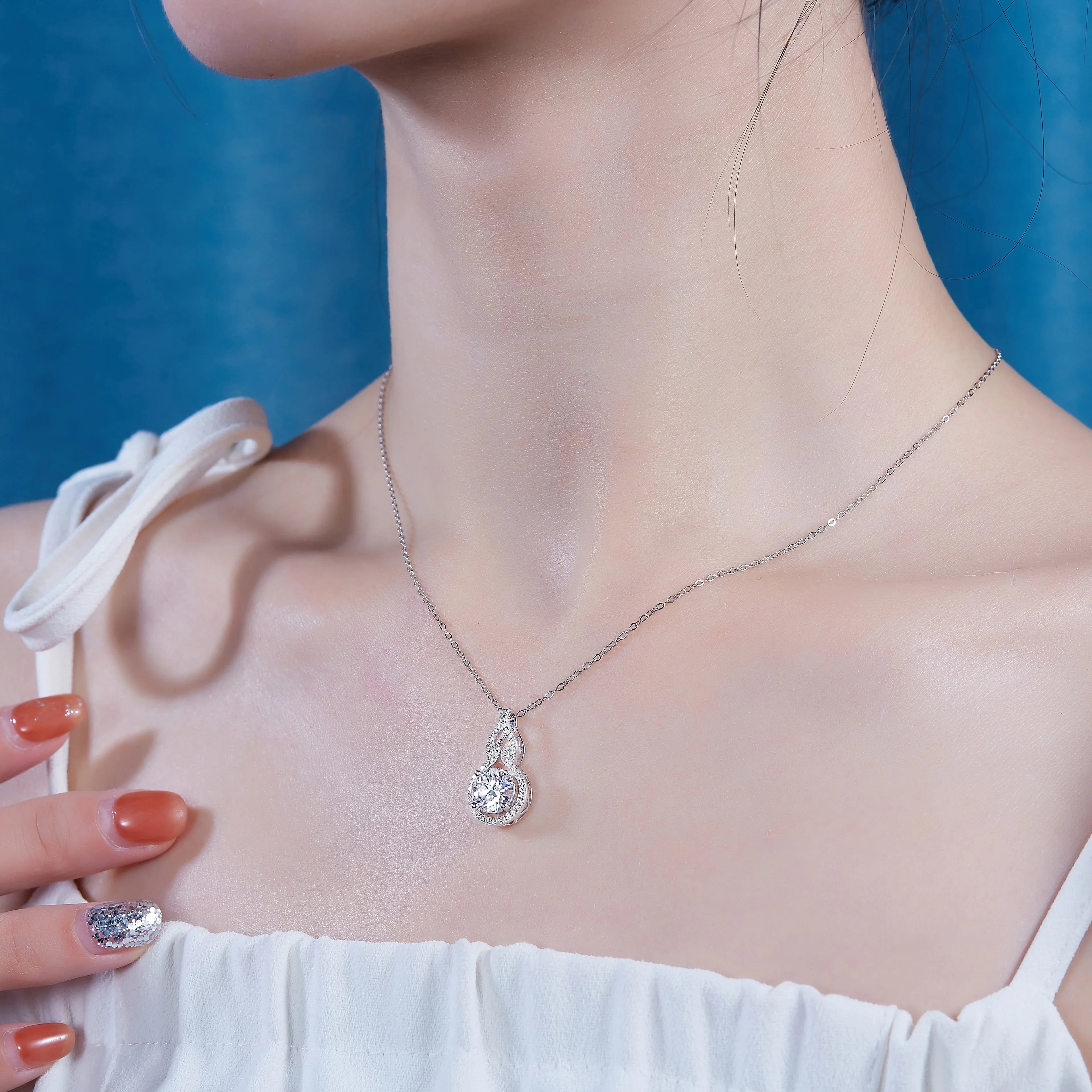 Curve - A Fashionable And Luxurious Diamond Jewelry Pendant Set With 2-carat Moissanite S925 Sterling Silver And Platinum Plating - AURIEVAA