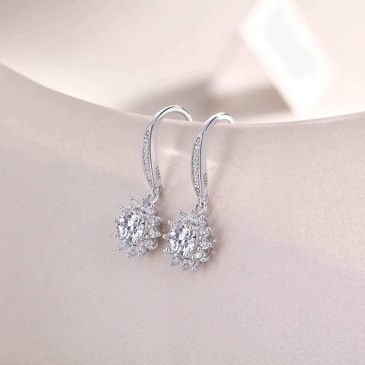 Qingcheng - A Fashionable And Luxurious Diamond Jewelry Accessory Set With Half-carat Moissan Diamond S925 Sterling Silver And Platinum-plated Stud Earrings - AURIEVAA