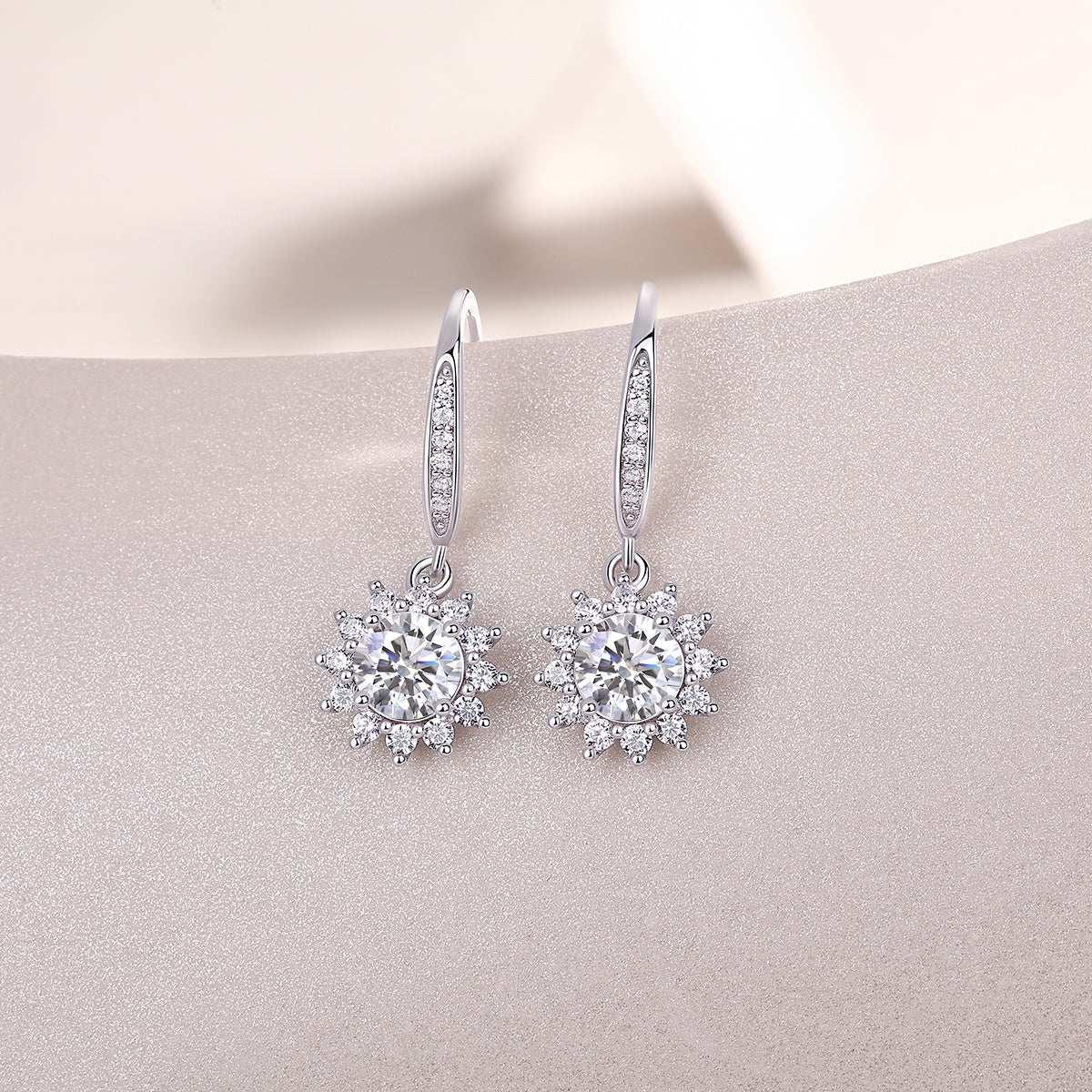 Qingcheng - A Fashionable And Luxurious Diamond Jewelry Accessory Set With Half-carat Moissan Diamond S925 Sterling Silver And Platinum-plated Stud Earrings - AURIEVAA