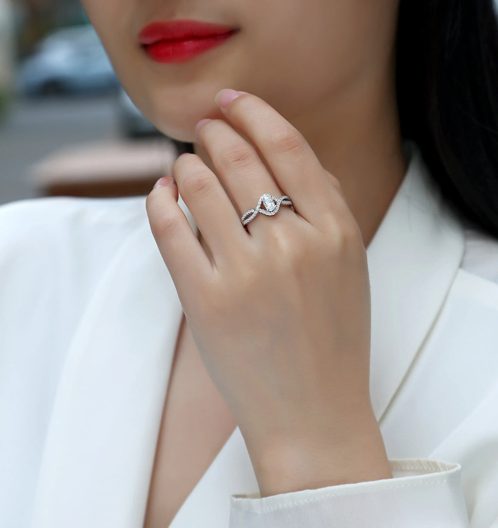 Alice In Wonderland - A Wedding Ring Set With Top-quality Moissanite S925 Silver And Platinum-plated Diamond. The Ring Can Be Inspected With A Diamond Pen - AURIEVAA