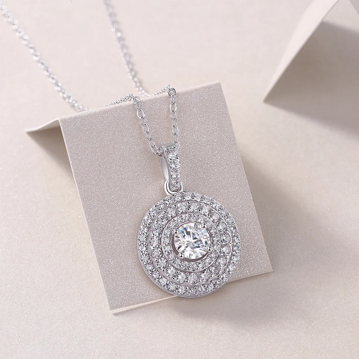 White Dune - A Fashionable And Luxurious Diamond Jewelry Pendant Set With Moissanite S925 Sterling Silver And Platinum Plating - AURIEVAA
