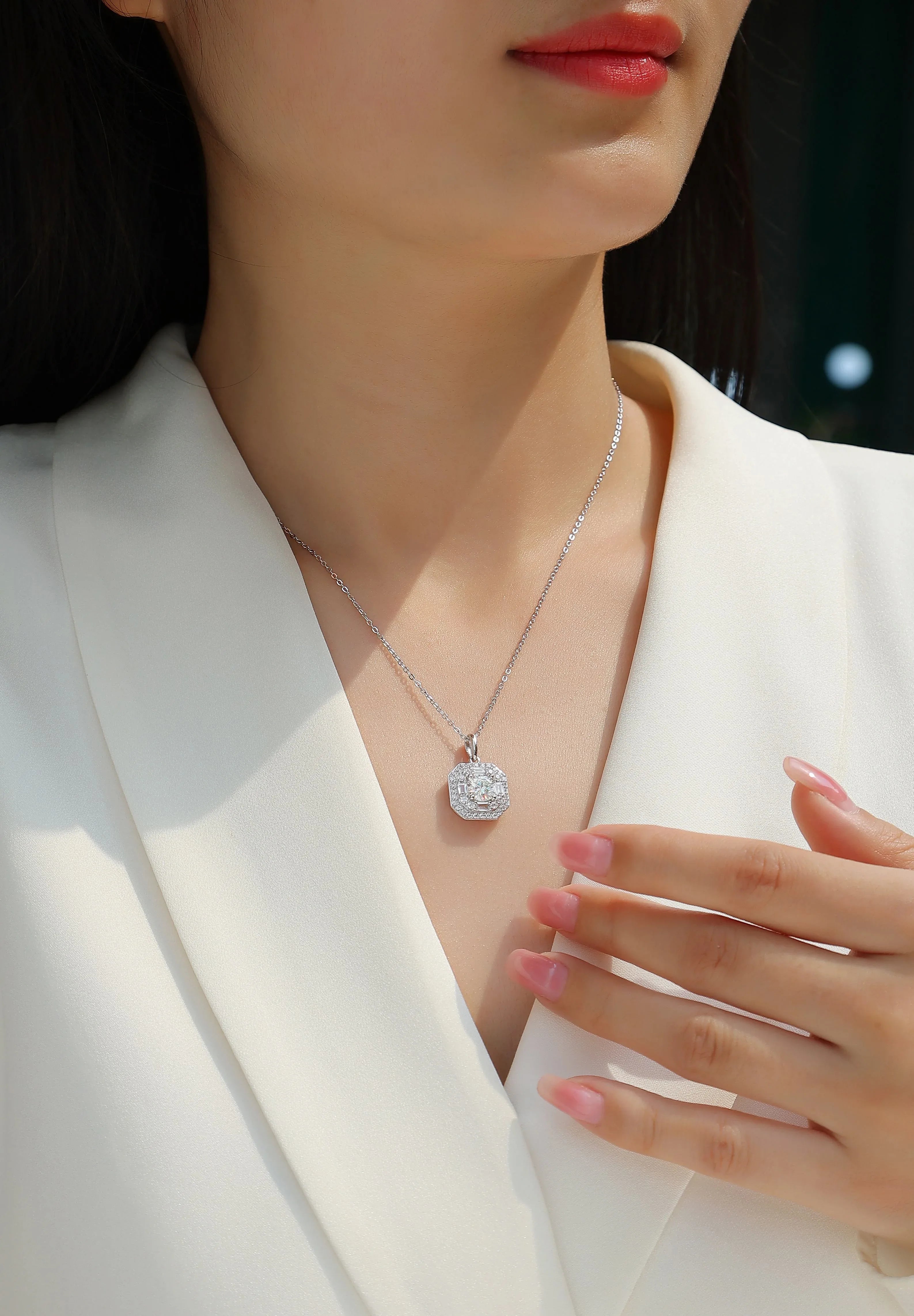 Small Square Bag - A Fashionable And Luxurious Diamond Jewelry Piece Set With 1-carat Moissan Diamond S925 Sterling Silver And Platinum-plated Pendant - AURIEVAA